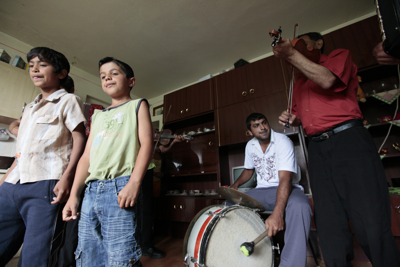 Pala late, pala late me merav